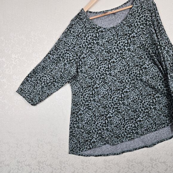 Logo by Lori Goldstein Animal Print Top sz 2X Green 3/4 Sleeve Step Hem - Picture 5 of 12